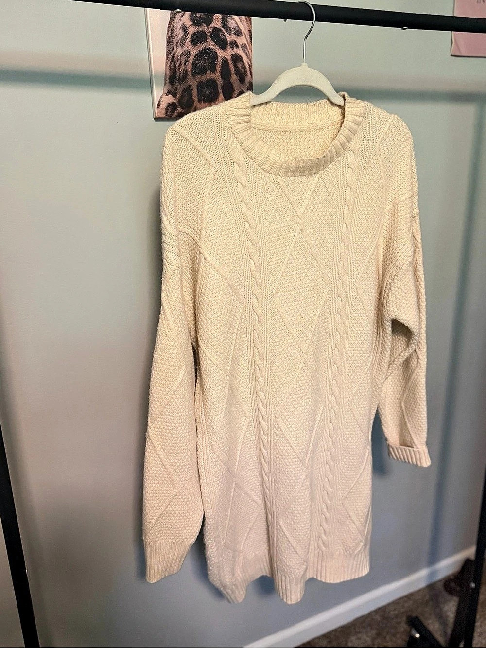 Cable Knit Crewneck Sweater in Cream DressLike New